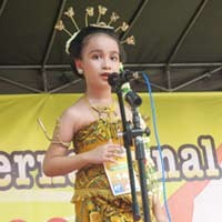 Peringati Hari Kartini, Bule Dipaksa Ngomong Suroboyoan