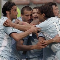 Zarate Bikin Genoa Tak Aman  