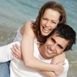 Ayo Tersenyum Saat Difoto dan Dapatkan Pernikahan Bahagia!