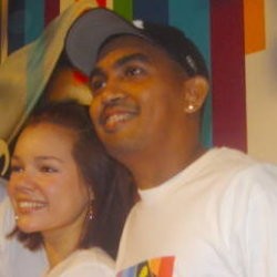 Glenn Digosipkan Selingkuh Dengan Penyanyi 25 Tahun