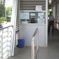 Seakan Uang Rp 500 Tersebut Tidak Laku di Loket Busway 