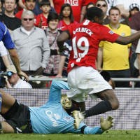 Tak Beri MU Penalti, Riley Jadi Sorotan