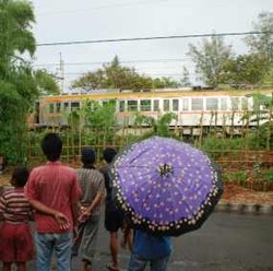 KRL Ekspres Terbakar di Kali Pesanggrahan