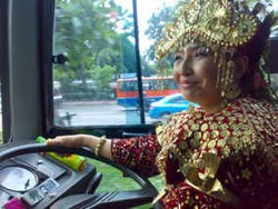 Bu Sopir Bus TransJ Dandan Kartini