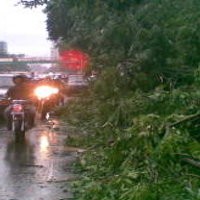Berpelukan,  Agus dan Keluarga Selamat dari Puting Beliung