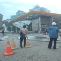 Diterjang Puting Beliung, SPBU Shell Senen Berantakan