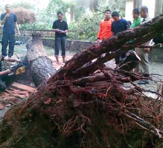 Puting Beliung Hantam Balaikota Puting Beliung Hantam Balaikota