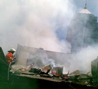 Kebakaran di Belakang Chase Plaza