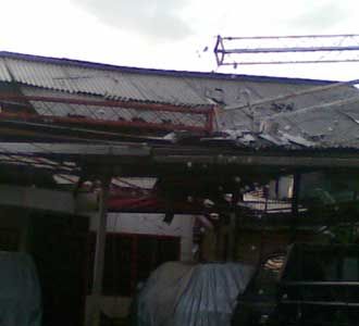 Pemancar Radio Roboh Timpa Rumah