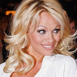 Pamela Anderson Ingin Berbikini di Acara Masak