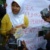 Prihatin Maraknya Free Sex, Aktivis PMII Bagi-bagi CD