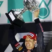 Lagu Salah Diputar, Vettel Dilukai Piala