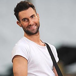 Adam Levine Berdendang Untuk Amy Winehouse