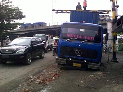 Truk Tabrak Portal, Jalan Gadukan Macet Total