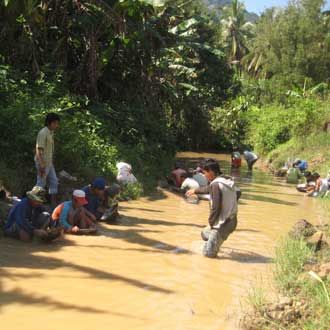 Berburu Emas di Sungai Gunung Pitu