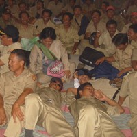 Ribuan Perangkat Desa Bertahan di Pendopo Bupati