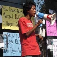 Demo Rumah PAN, Puluhan Pemuda Kritik Amien Rais Dukung SBY