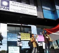 Puluhan Pemuda Kritik Amien Rais
