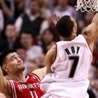 Rockets Terganjal, Lakers Lancar