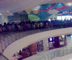 Antre Ratusan Meter di SenCy untuk Diskon Sepatu