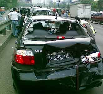 Delapan Kendaraan Tabrakan Beruntun