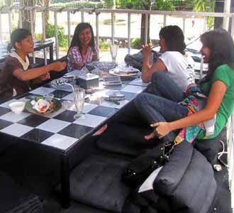 Ruang Belang di Black and White Cafe