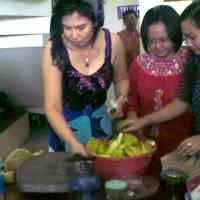 Nasabah Duduki Bank Century Surabaya Sambil Jual Rujak