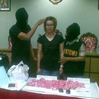 Barang Diselundupkan di Koper, X-Ray Berubah Warna Gelap