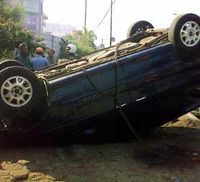 KIA Carnival Terjun ke Sungai