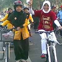 Berkebaya, Wanita Surabaya Sepeda Santai Keliling Kota