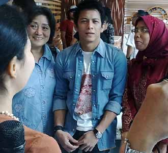 Ariel Diserbu Ibu-ibu