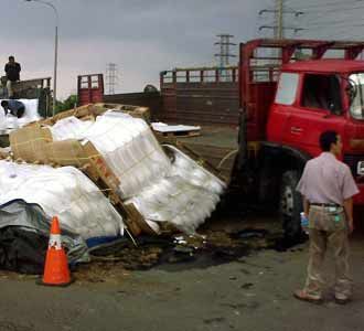 Truk Bermuatan Benang Terguling