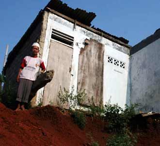 Haji Mansyur Menanti Uang Gusur