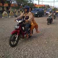 Jalan Kenjeran Sepanjang 15 Meter Belum Teraspal, Rawan Selip