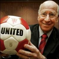 Platini Beri Penghargaan Buat Bobby Charlton