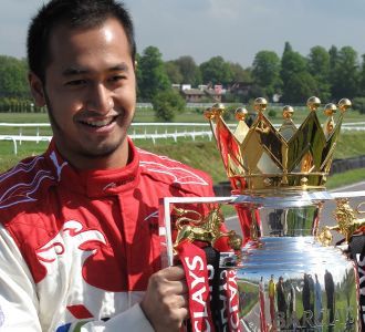 Satrio Angkat Piala Premiership