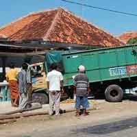 Truk Seruduk Rumah dan Angkot, 2 Orang Luka-luka