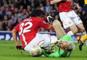 Almunia: MU Bisa Dikalahkan