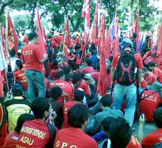 Buruh Duduki Medan Merdeka