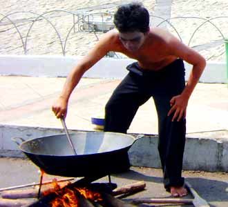 Jurnalis Menggoreng Batu