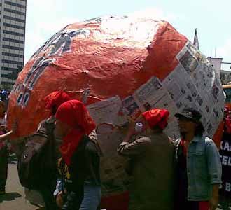 Buruh Gelindingkan Bola Raksasa Buruh Gelindingkan Bola Raksasa
