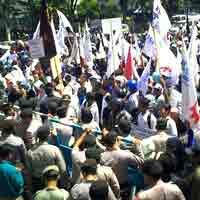 Sebagian Ratusan Buruh Membubarkan Diri