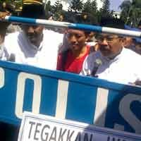 Ditemui Gubernur, Para Buruh Berebut Salaman