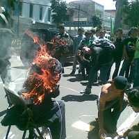 Massa Aksi Bakar Replika SBY