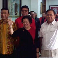 Jelang Penekenan Koalisi Besar, Baliho Besar Lambang Partai Dipajang