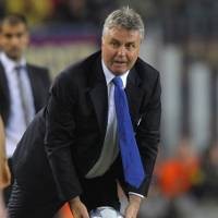 Hiddink Membela Meski Tak Suka