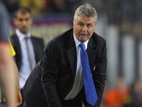 Hiddink Membela Meski Tak Suka