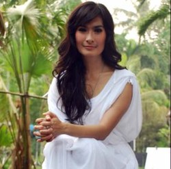 Iis Dahlia: Musik Band Pop Sekarang Norak