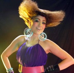 Rambut Kribo Dipangkas, Sania Kini Bertanduk