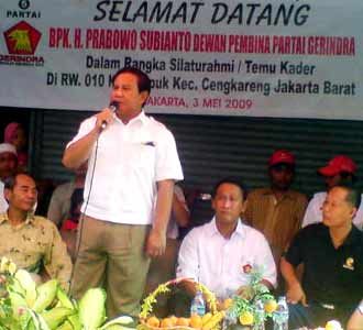 Prabowo Sambangi Warga Kapuk